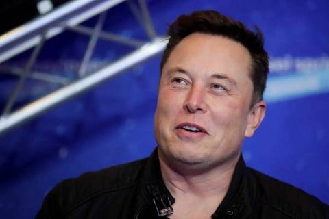 ARCHIVO - El presidente ejecutivo de Tesla y SpaceX, Elon Musk, llega a la alfombra roja de los ...