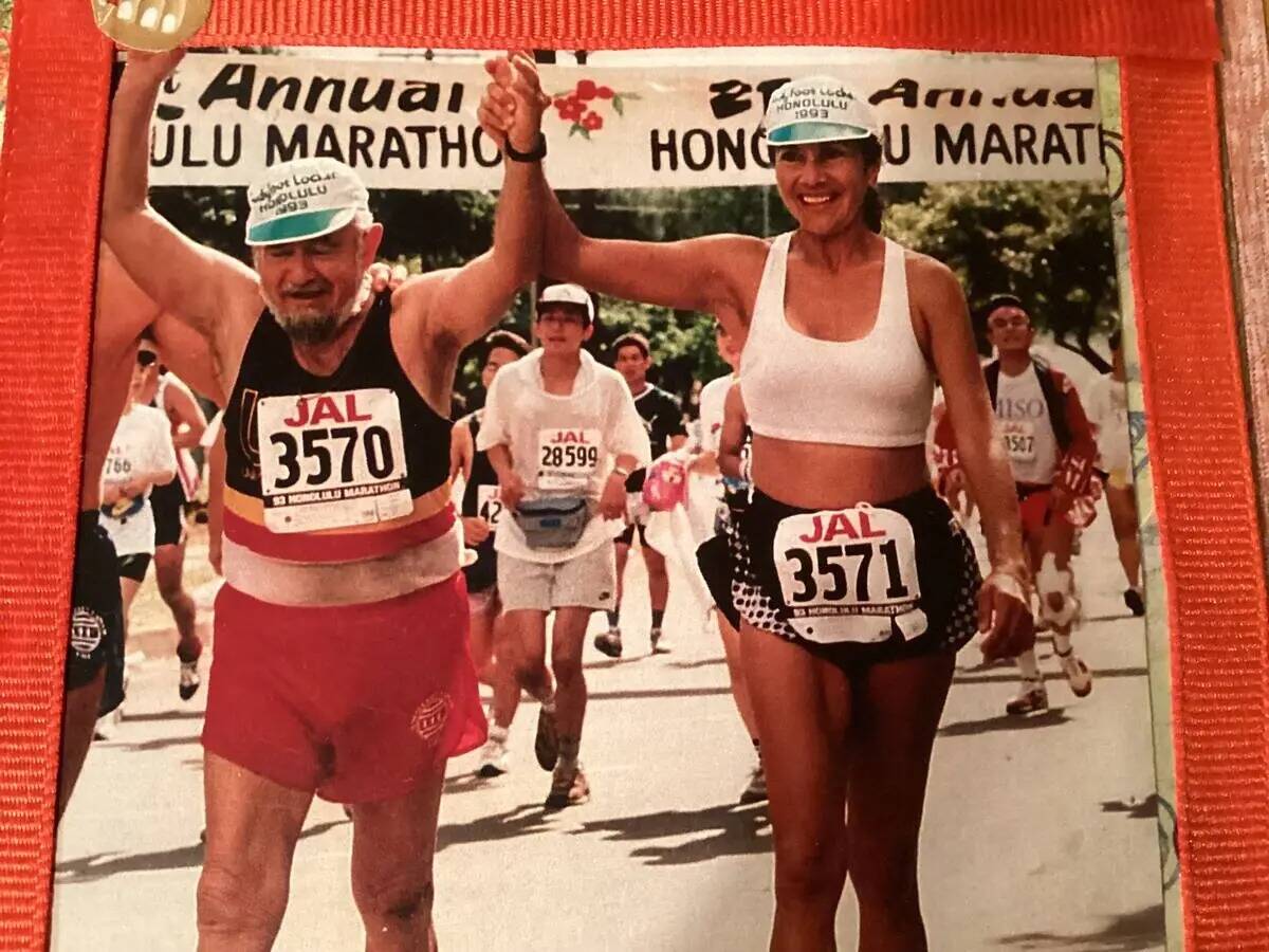 Vincent Shank cruza la fila de meta tras completar un maratón en Honolulu, Hawái. (Nancy Shank)