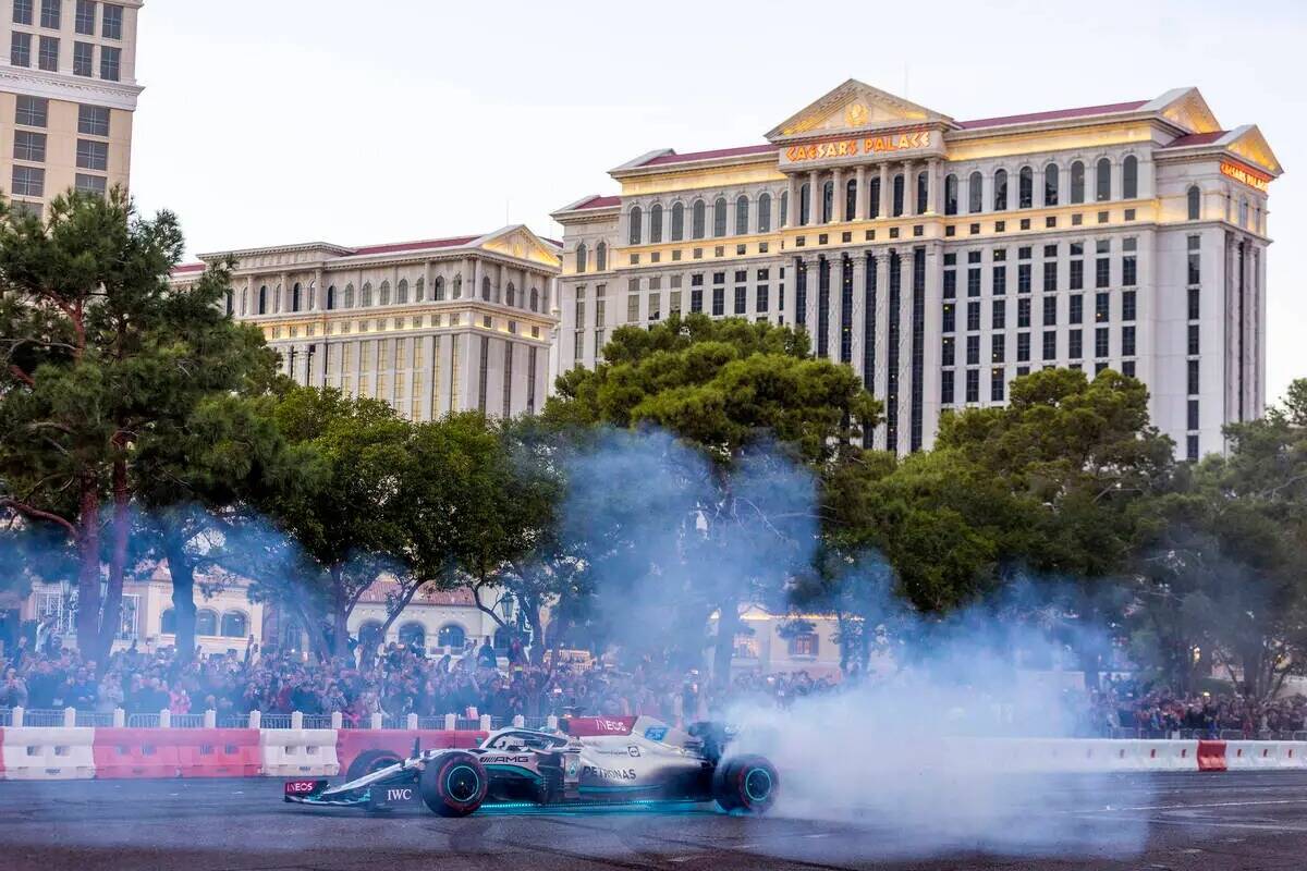 El piloto George Russell gira en círculos frente a Bellagio mientras corre por el Strip durant ...