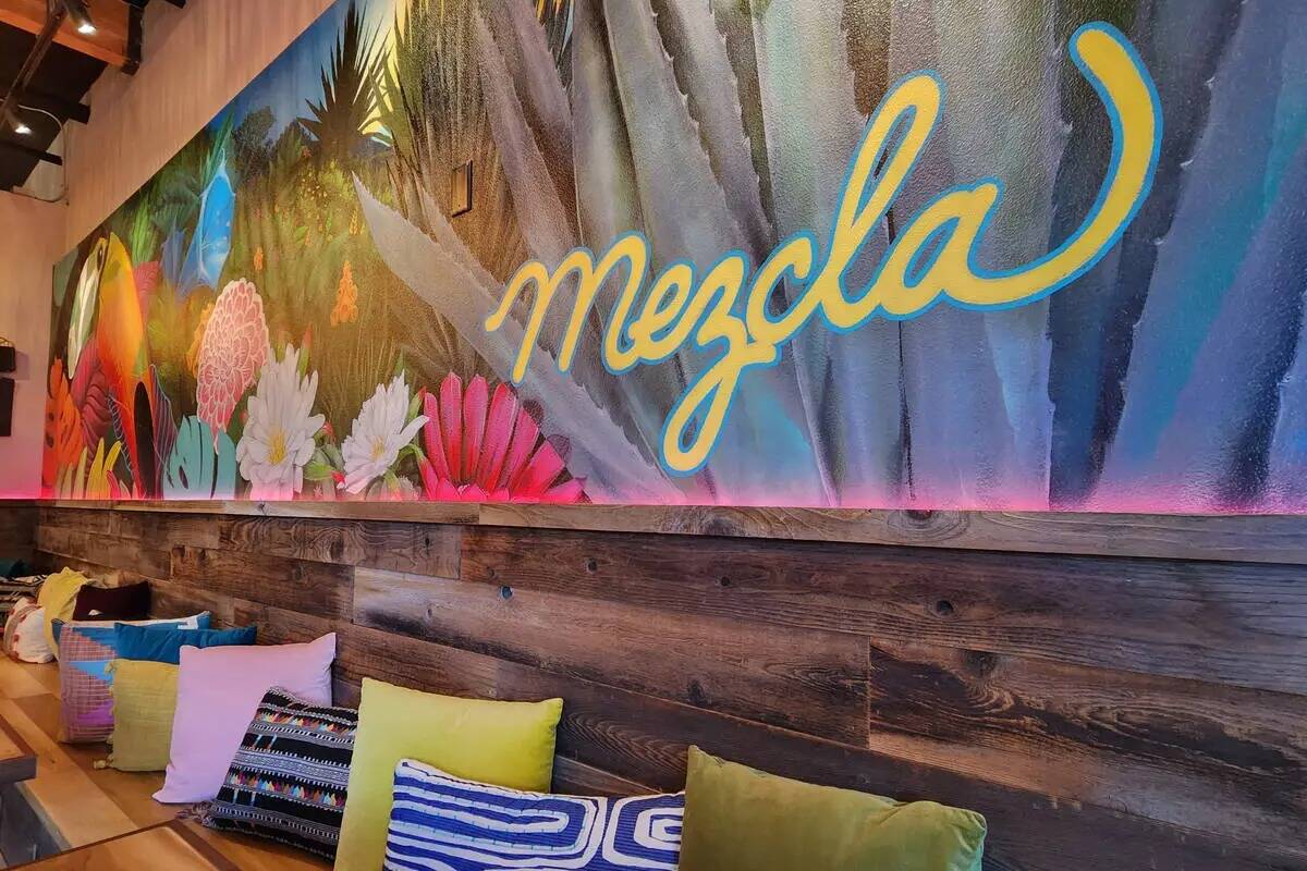 Un mural de 25 pies domina el interior de Mezcla, un nuevo bar de tequila y ceviche en 197 E. C ...