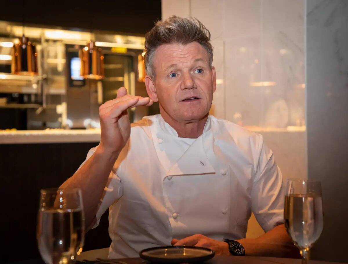 El chef Gordon Ramsay habla de su nuevo Ramsay's Kitchen con invitados en el restaurante de Har ...