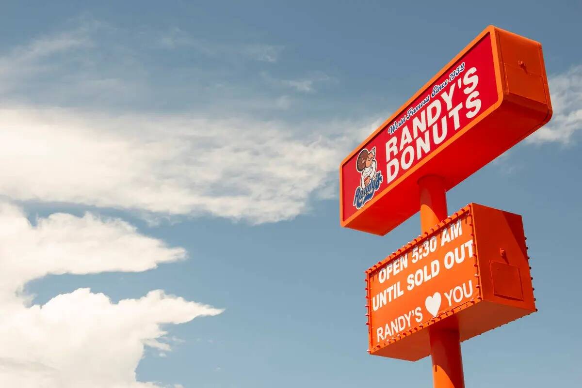 Randy's Donuts en South Rainbow Boulevard el viernes 19 de agosto de 2022, en Las Vegas. La tie ...