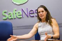 La directora ejecutiva de SafeNest, Liz Ortenburger, habla en las oficinas de SafeNest en Las V ...