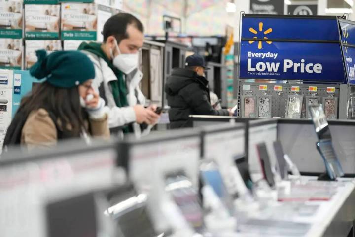 ARCHIVO - Letreros anuncian ofertas y precios bajos en un Walmart de Secaucus, Nueva Jersey, el ...