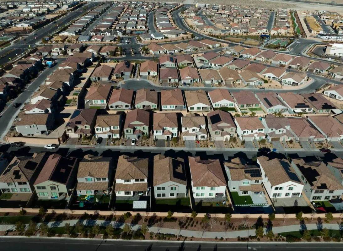 Fotografía aérea de una propiedad en el noroeste de Las Vegas en Skye Canyon, el miércoles 2 ...