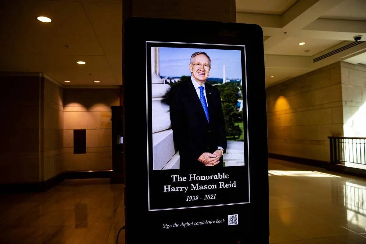 Una imagen del exsenador federal, Harry Reid junto al Centro de Visitantes del Capitolio el mar ...