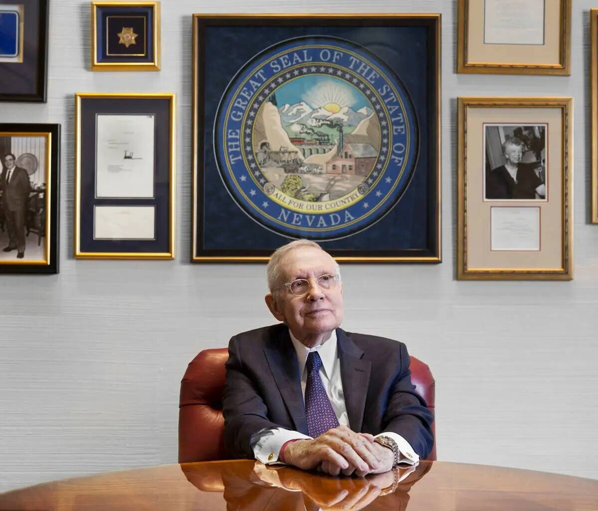 El exsenador Harry Reid, demócrata por Nevada, en su oficina en Bellagio el viernes 8 de febre ...