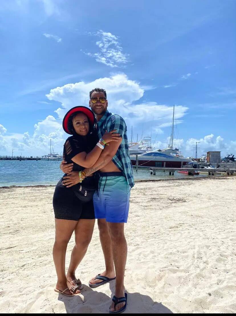 Chris Allen con su novia Stacie Owens en Cancún a principios de este año. (Stacie Owens)