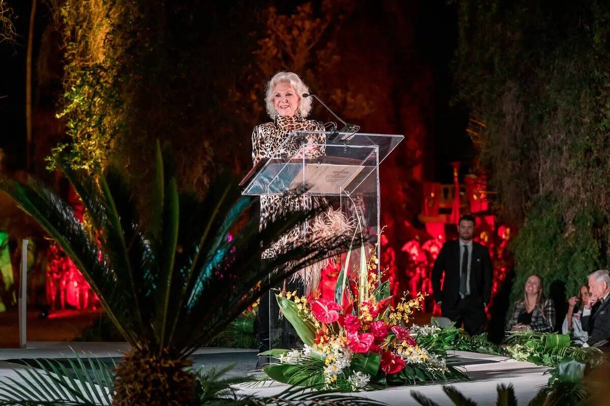 Elaine Wynn se dirige a 200 invitados VIP en la gala Siegfried & Roy's Jungle Palace durante el ...