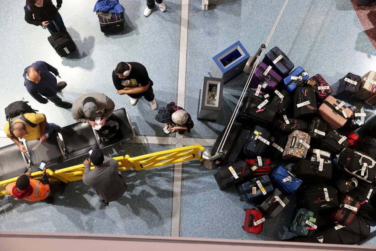Viajeros intentan recuperar su equipaje de vuelos cancelados y retrasados en el reclamo de equi ...