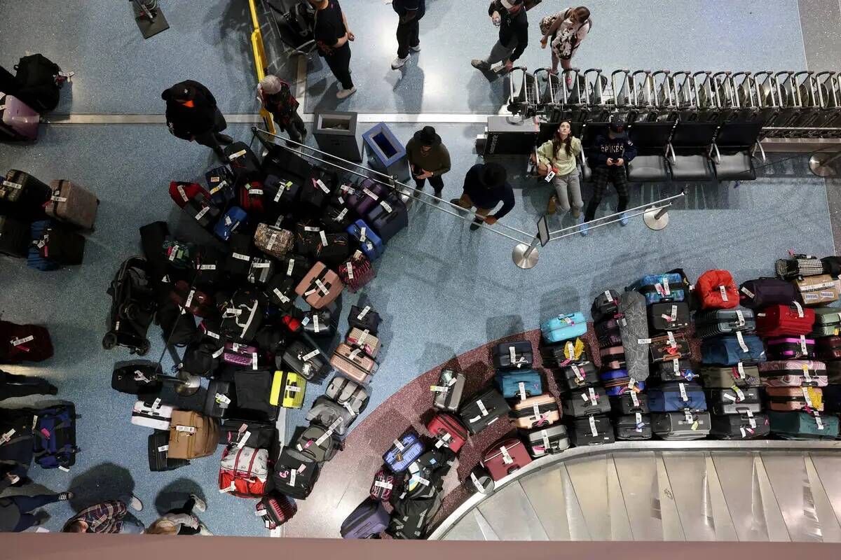 Viajeros intentan recuperar su equipaje de vuelos cancelados y retrasados en el reclamo de equi ...