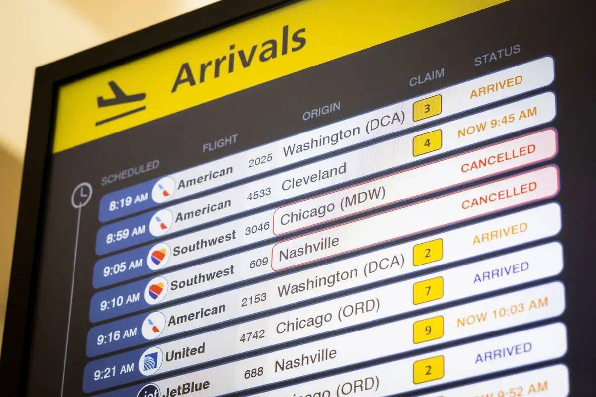Los vuelos cancelados de Southwest Airlines aparecen en los horarios del aeropuerto de LaGuardi ...