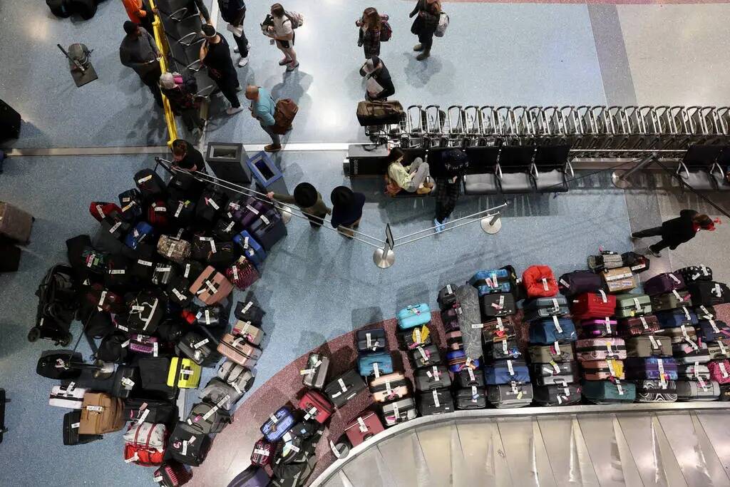 Viajeros intentan recuperar su equipaje de vuelos cancelados y retrasados en la recolección de ...