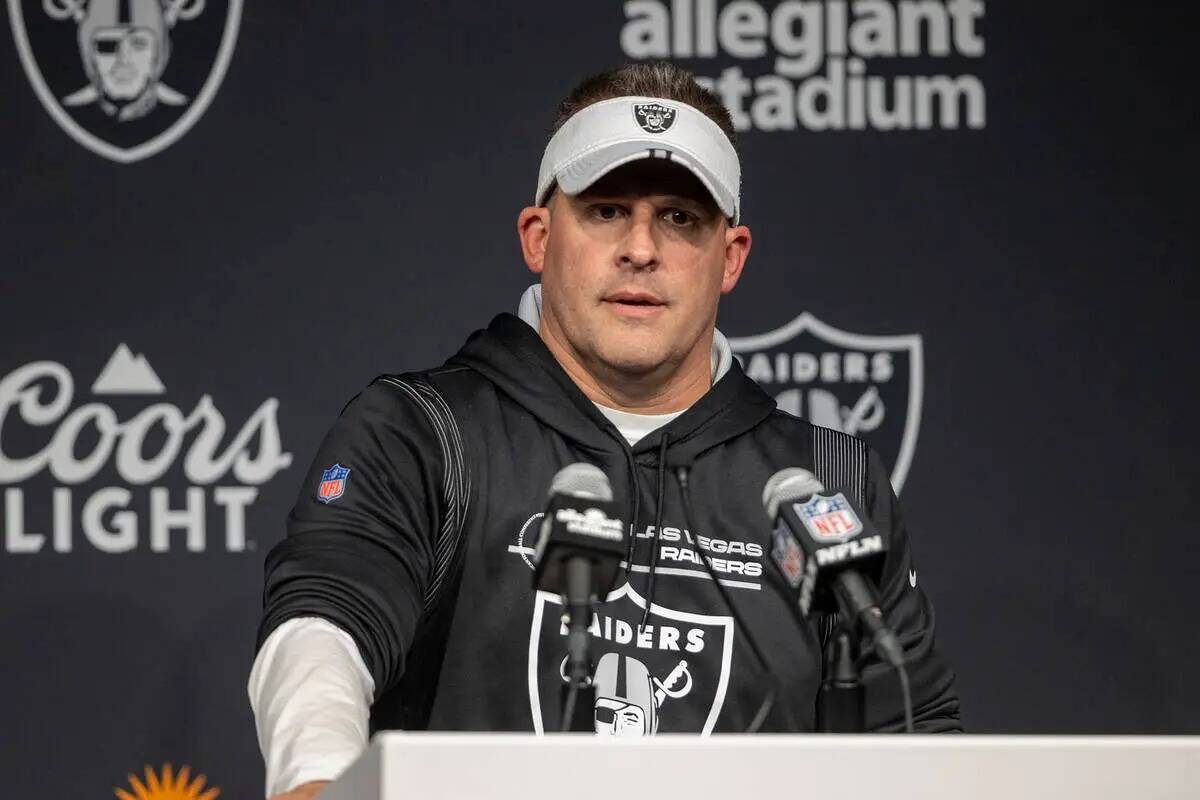 El entrenador en jefe de los Raiders, Josh McDaniels, habla con los medios durante su conferenc ...