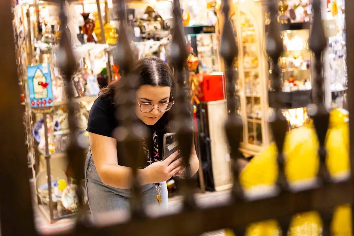 Rebecca Robledo, gerente de redes sociales en Charleston Antique Mall, fotografía una lámpara ...