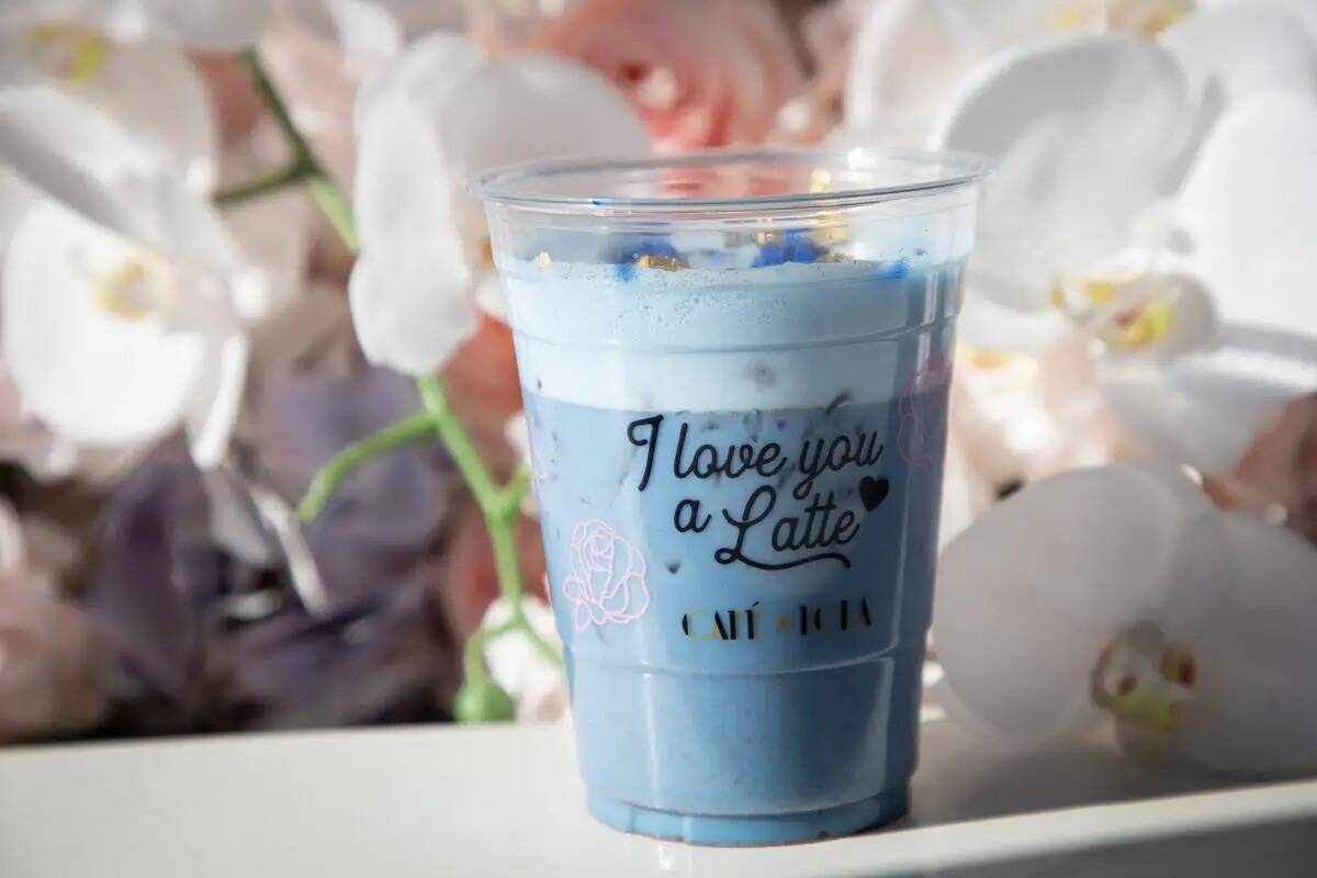 El Blue Moon superfood latte en Cafe Lola el viernes 23 de diciembre de 2022 en Las Vegas. (Ama ...