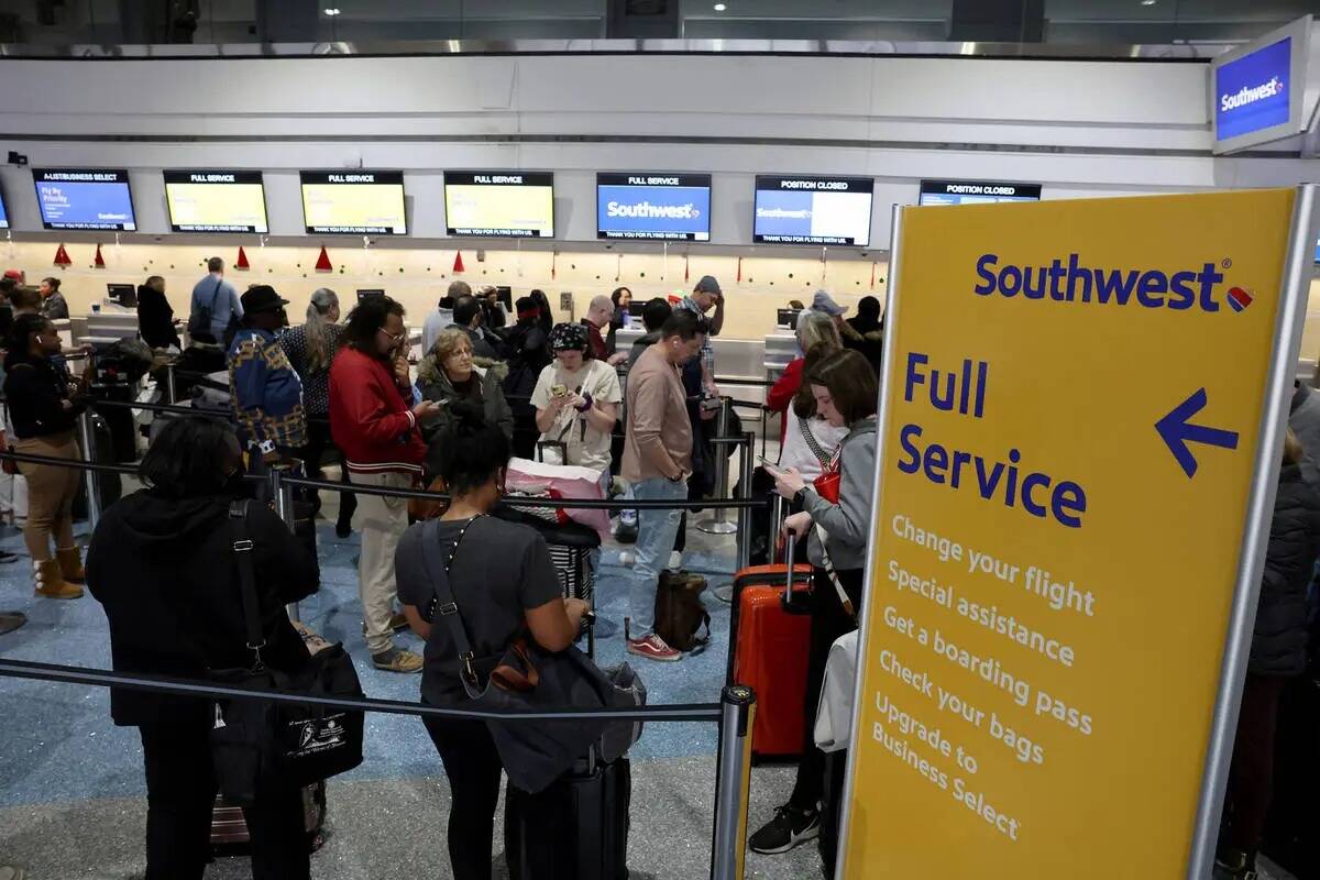 Pasajeros esperan en fila en el mostrador de boletos de Southwest en la Terminal 1 del Aeropuer ...