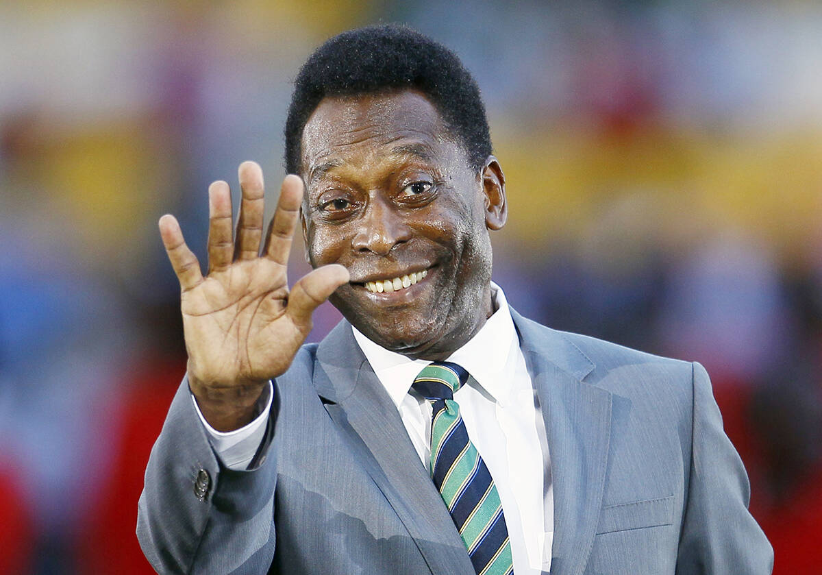 ARCHIVO - La leyenda del fútbol brasileño Pelé saluda antes del partido de fútbol final de ...