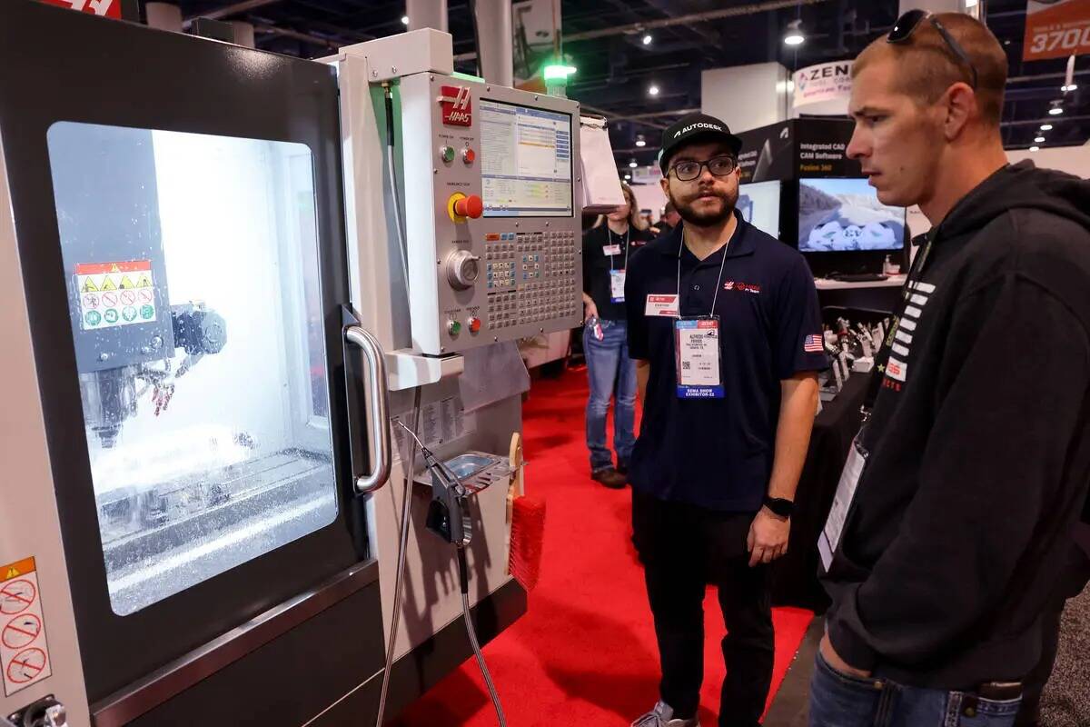 Alfredo Fierros de Haas Automation en Oxnard, California, a la izquierda, muestra una máquina ...