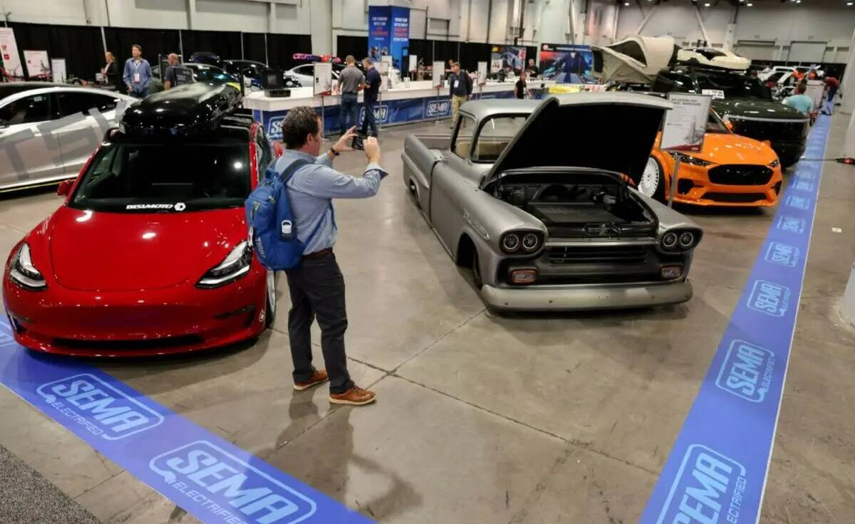 Keith Lutgen de Minneapolis toma una foto de un Chevy Apache 1958 totalmente eléctrico en la s ...