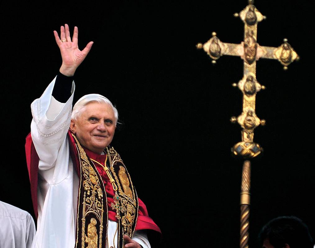 El Papa Benedicto XVI saluda a la multitud desde el balcón central de la Basílica de San Pedr ...
