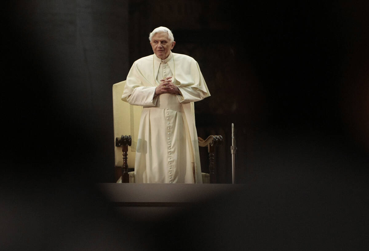 El Papa Benedicto XVI asiste a una reunión con jóvenes en la plaza de San Pedro, en el Vatica ...