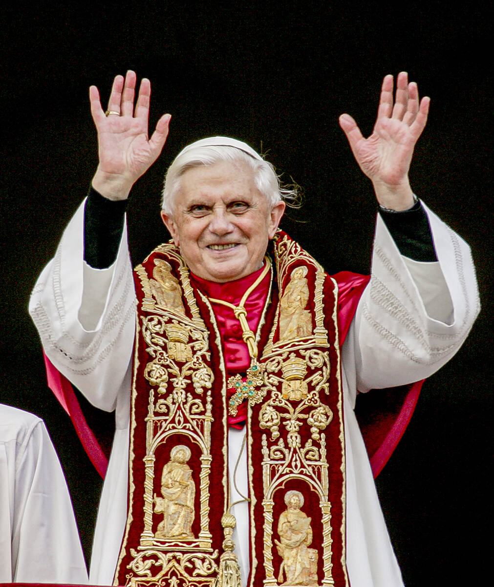 El Papa Benedicto XVI saluda a la multitud desde el balcón central de la Basílica de San Pedr ...