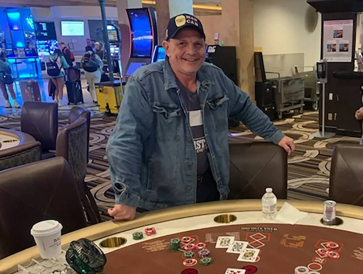 Jeff Reeves, de Cortez, Colorado, consiguió una escalera real en Three Card Poker y ganó casi ...