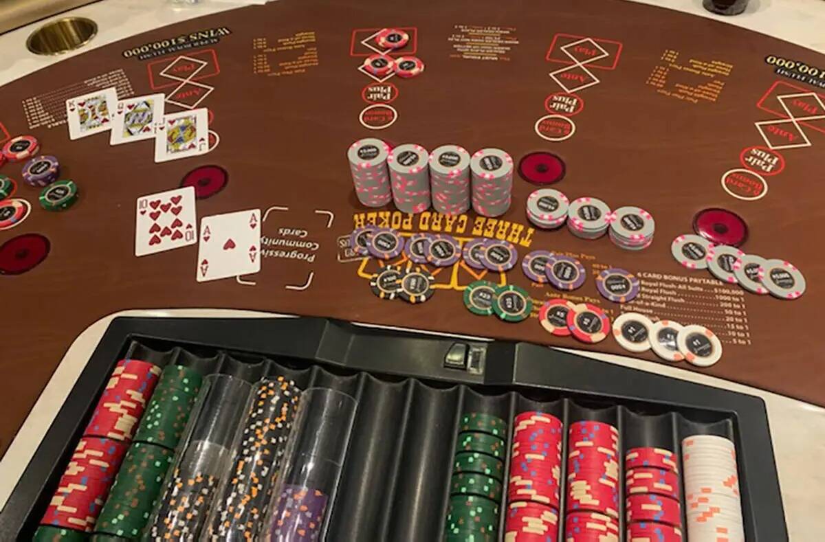 La mesa de póker mostrando la escalera real de Jeff Reeves en Three Card Poker que le hizo gan ...
