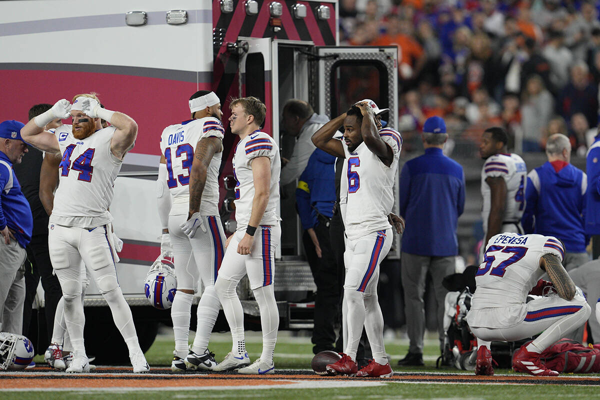 Los jugadores de los Buffalo Bills oran por su compañera de equipo Damar Hamlin durante la pri ...