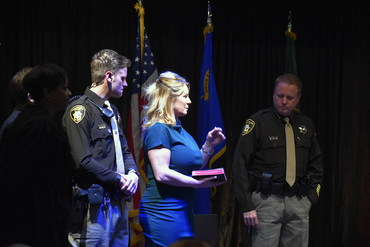 Kevin McMahill juramentó como alguacil de LVMPD, su esposa Kelly, al centro, sostiene una Bibl ...