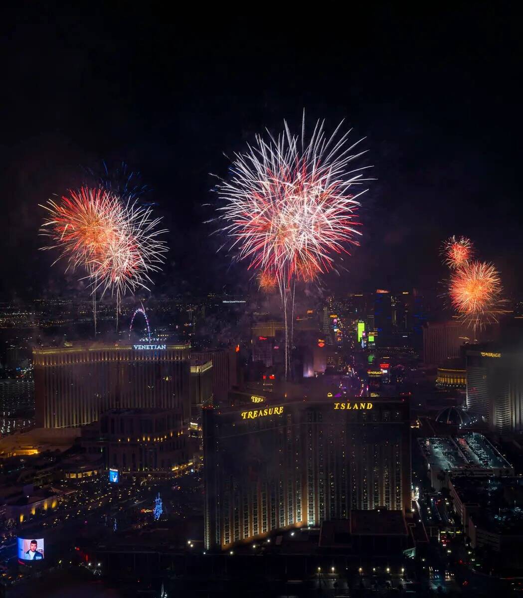 Los fuegos artificiales de Año Nuevo estallan sobre el Strip vistos desde lo alto de la Torre ...