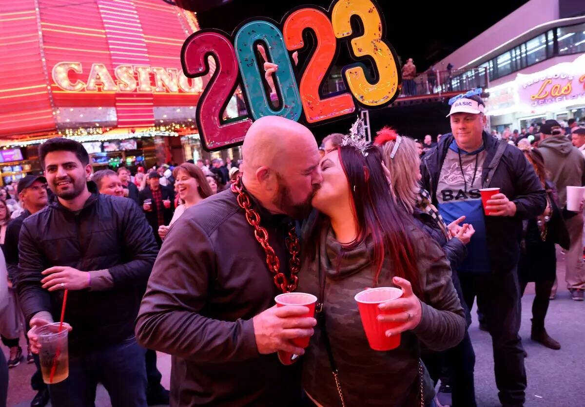 Tim Cocchia besa a su novia Becky Cocchia en la víspera de Año Nuevo en Fremont Street Experi ...