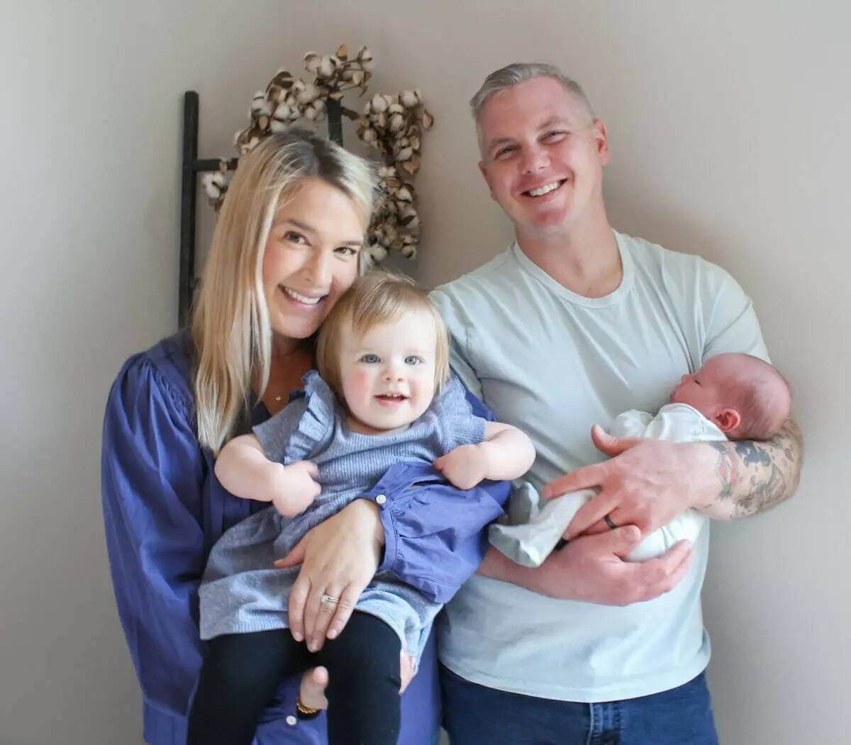 Katelin Lewis y Brandon Lewis, Navy, el bebé mayor, y Decker, el pequeño, en enero de 2022. ( ...