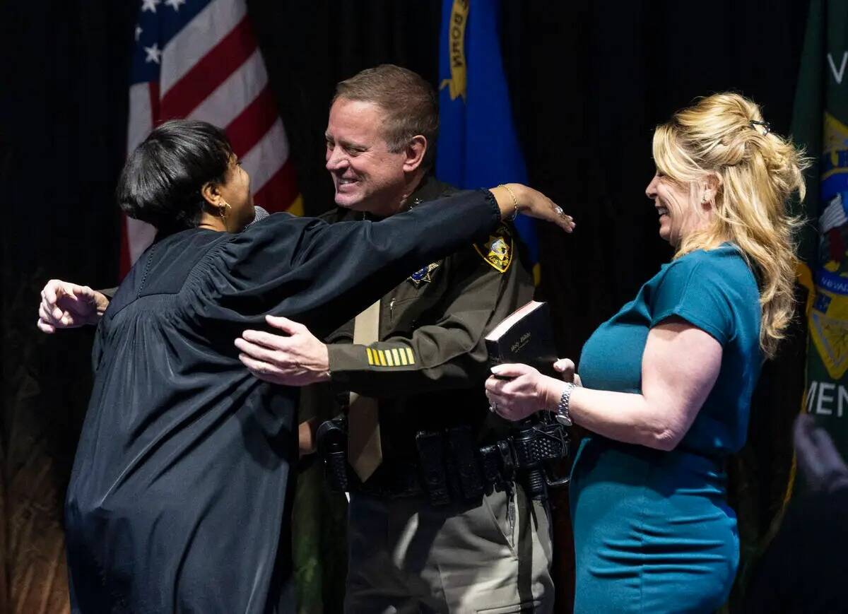 El alguacil Kevin McMahill abraza a la jueza Tierra Jones después de haber tomado protesta com ...