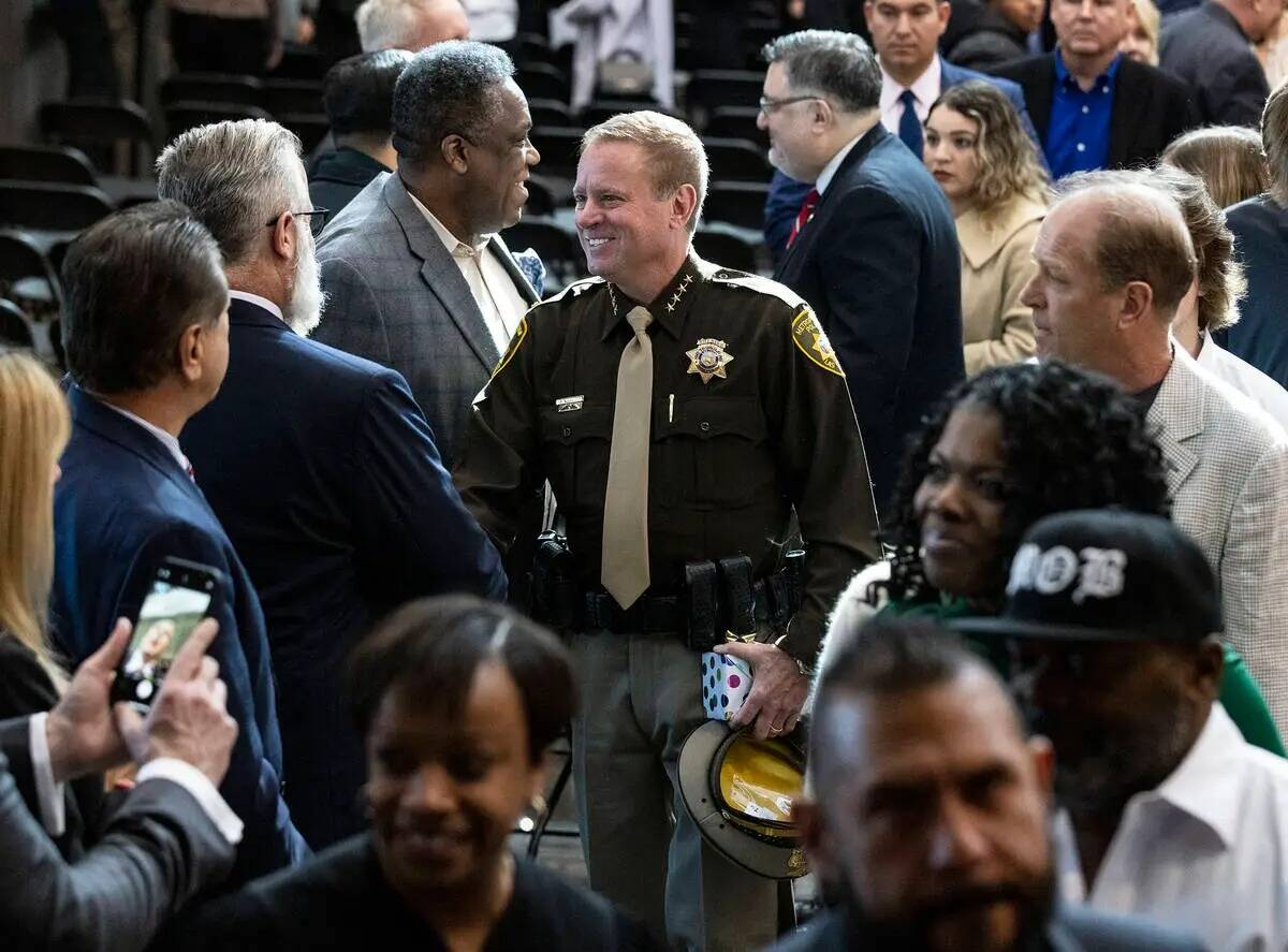 El alguacil Kevin McMahill le da la mano a los asistentes después de haber tomado protesta com ...