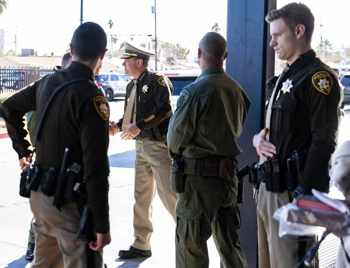 El alguacil electo Kevin McMahill, en el centro, saludado por agentes de policía de Las Vegas ...