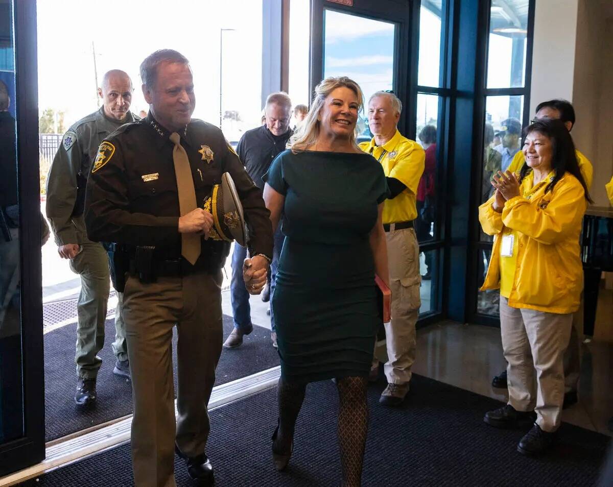 El alguacil electo Kevin McMahill, a la izquierda, saludado por voluntarios de la policía de L ...