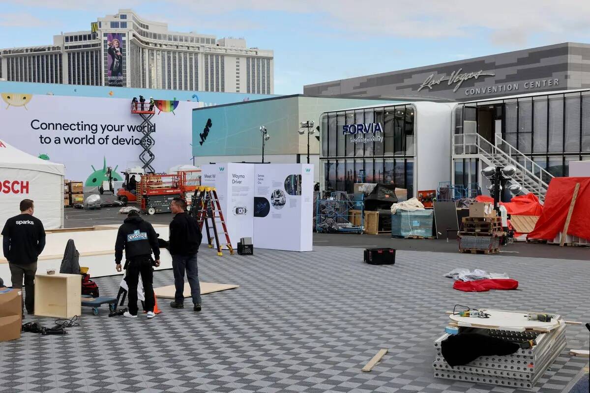 Trabajadores construyen stands al aire libre para CES en Las Vegas Convention Center el martes ...