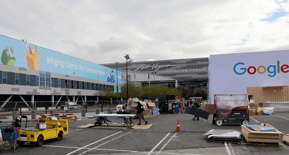 Trabajadores construyen stands al aire libre para CES en Las Vegas Convention Center el martes ...