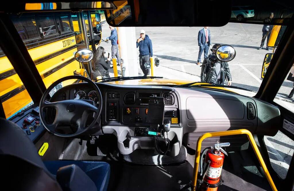 El tablero de control de un nuevo autobús escolar eléctrico adquirido por el Distrito Escolar ...
