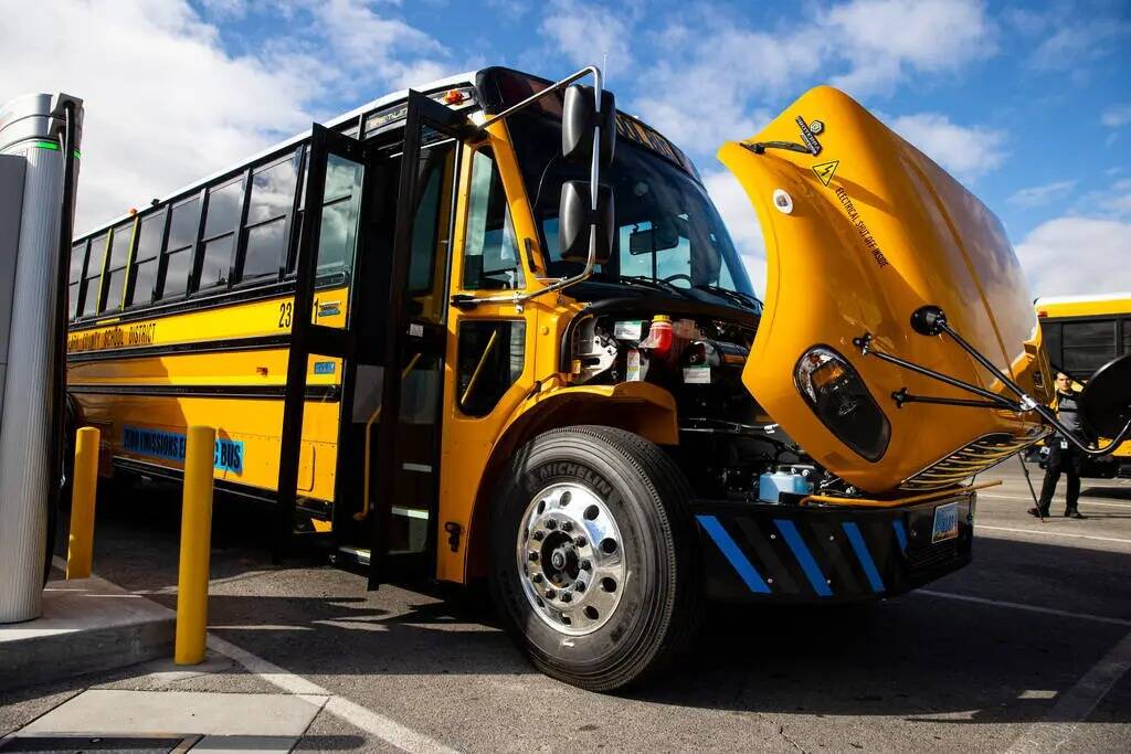 Un nuevo autobús escolar eléctrico adquirido por el Distrito Escolar del Condado Clark carga ...