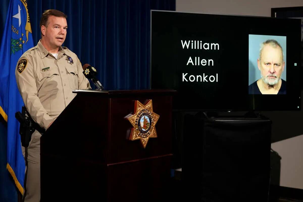 El ayudante del alguacil de la policía de Las Vegas, James Seebock, muestra una foto de Willia ...