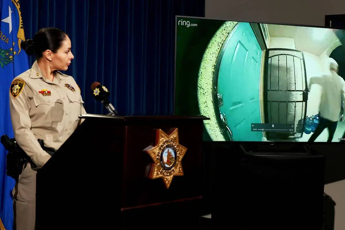 El ayudante del alguacil de la policía de Las Vegas, Sasha Larkin, muestra un video de la cám ...