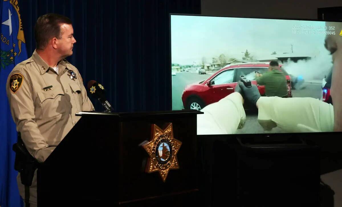 El ayudante del alguacil de la policía de Las Vegas, James Seebock, muestra un video de cámar ...