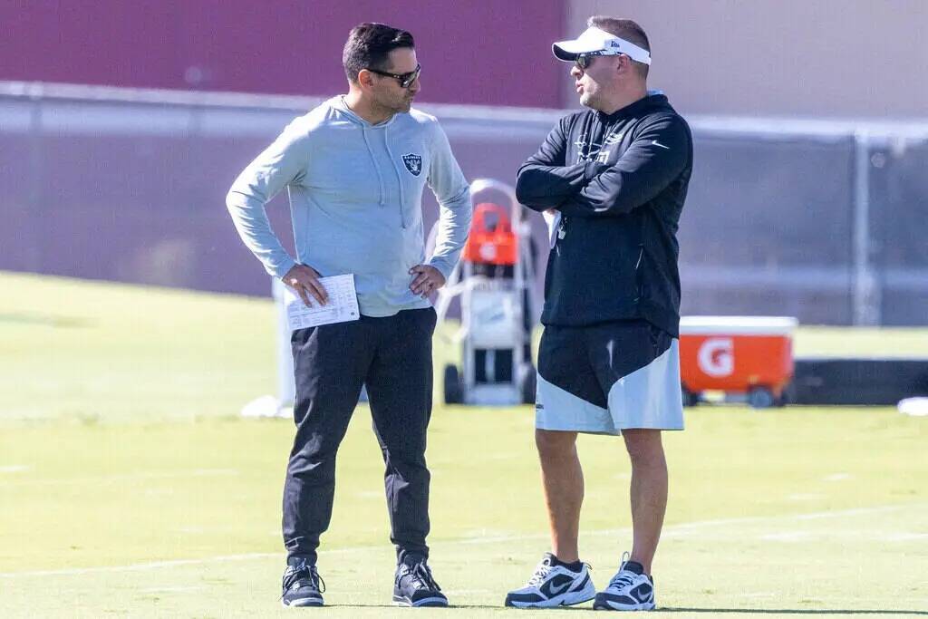 El gerente general de los Raiders, Dave Ziegler, izquierda, y el entrenador en jefe Josh McDani ...