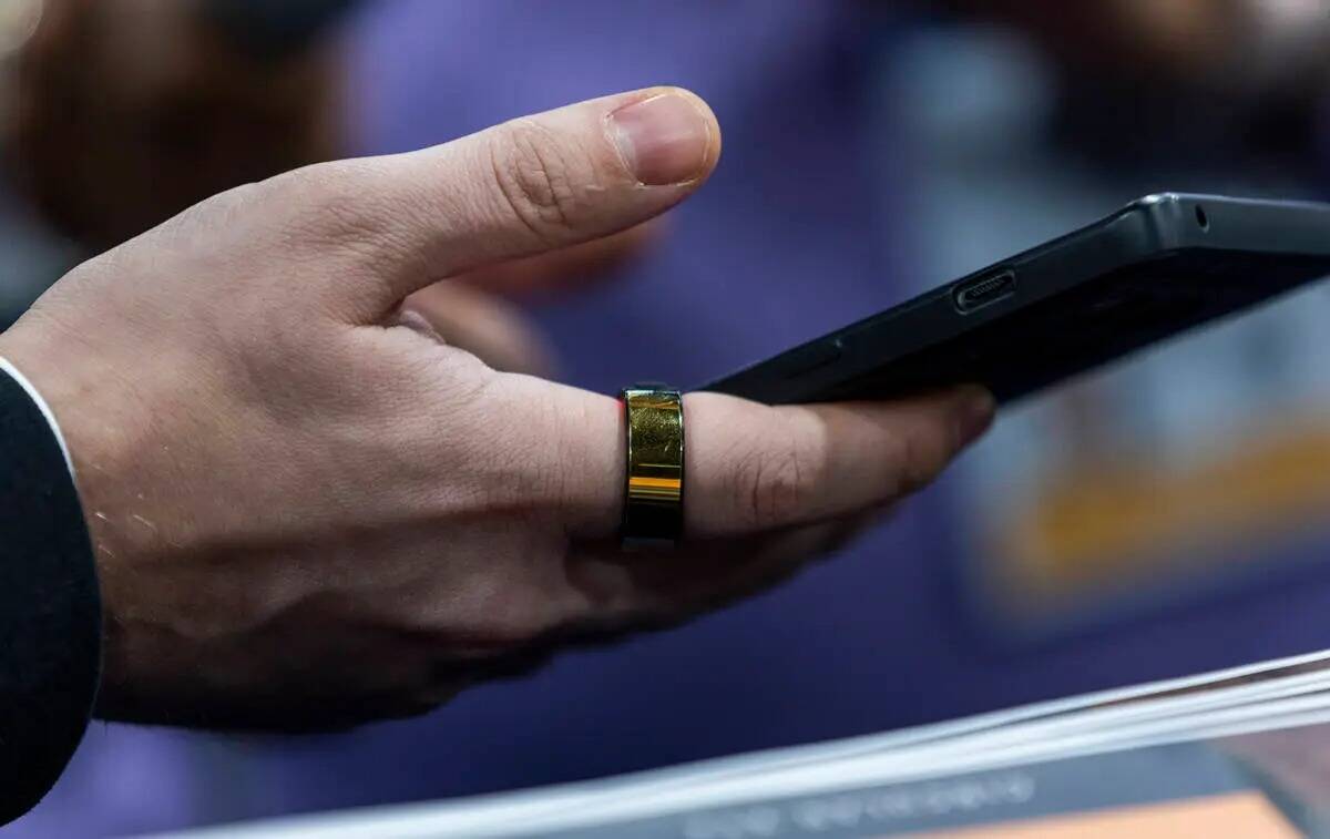 Se muestra un anillo inteligente Circular conectado a un iPhone durante el evento CES Unveiled ...