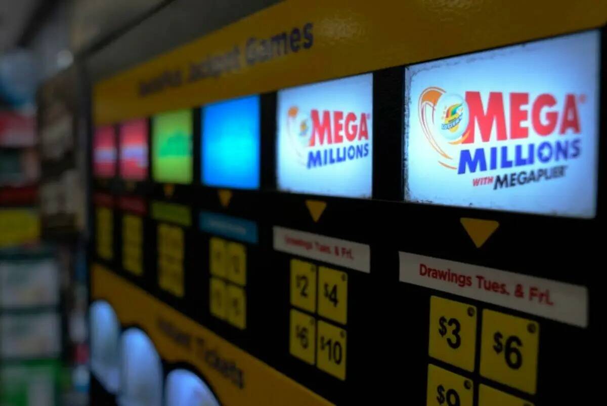 Una máquina expendedora de billetes de lotería se ve en una tienda el martes, 3 de enero 2023 ...