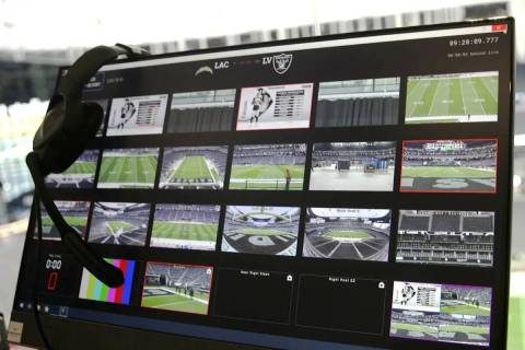 Un monitor que usan los técnicos para mostrar muchos ángulos del Allegiant Stadium para revis ...
