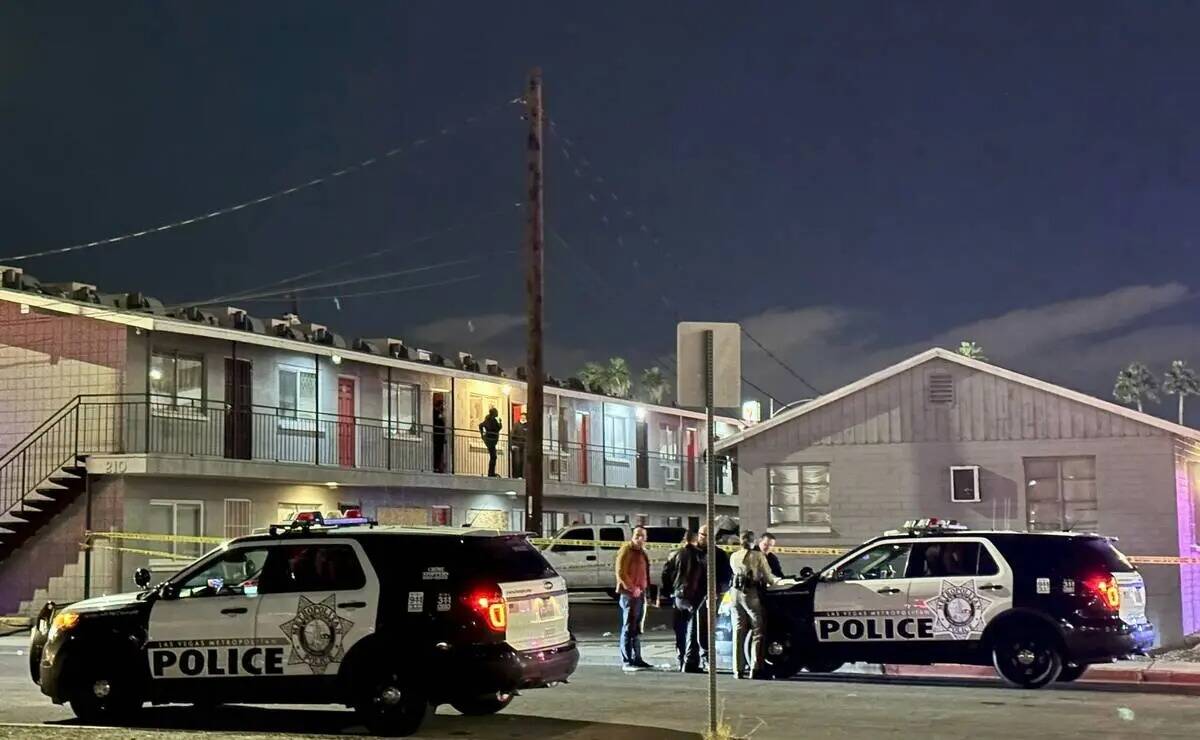 La policía de Las Vegas investiga un homicidio en un edificio de apartamentos detrás del Stra ...